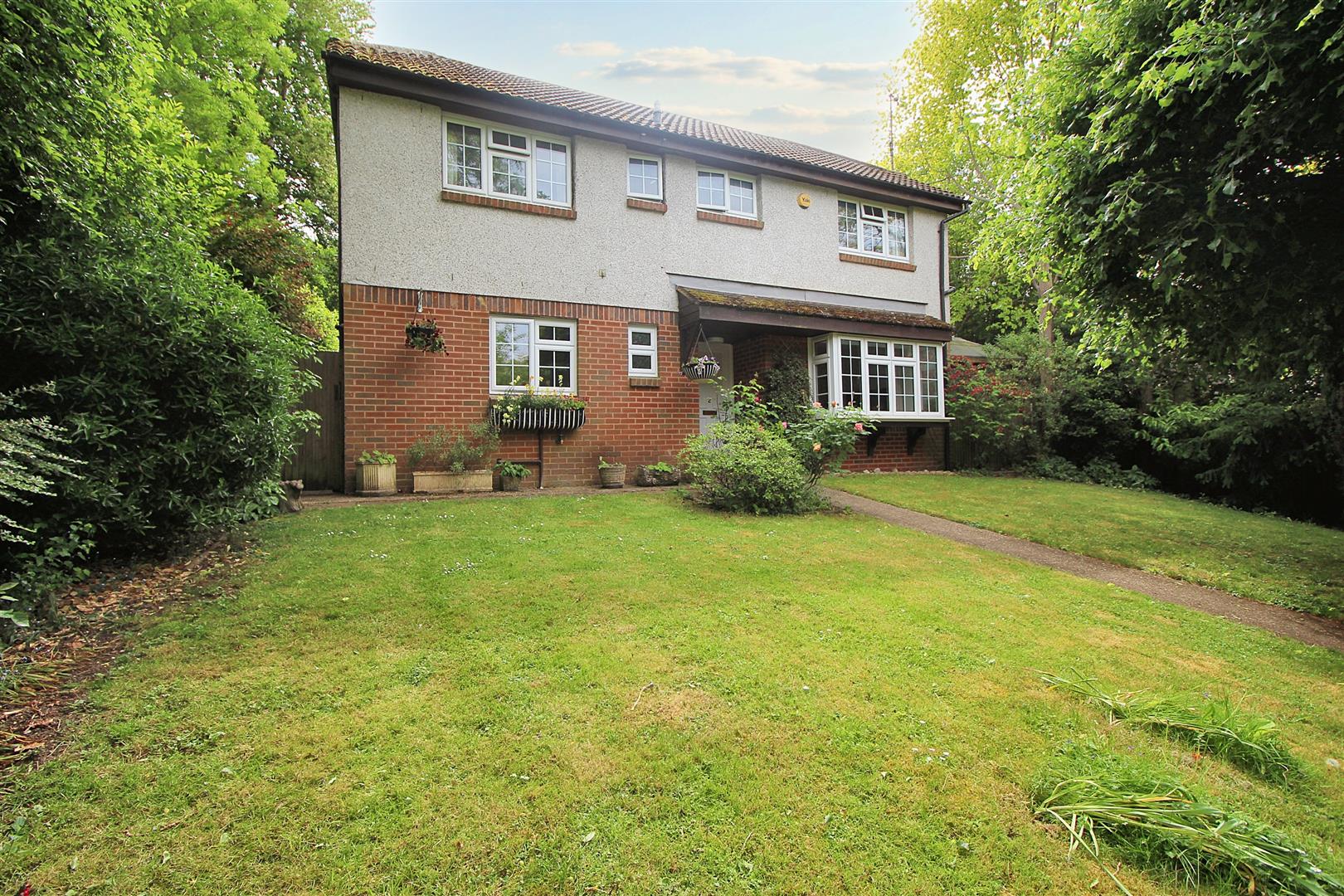 4 bed property in Simons Close, Reading
